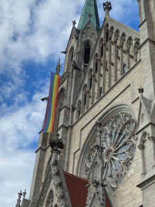 Kirche mit Regenbogenflagge